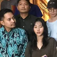 Tenri hadir di dampingi kuasa hukumnya lebih awal dari Virgoun yang tiba sekitar pukul 15.45 WIB. Saat menjalani pemeriksaan di ruang penyidik, Virgon dan Tenri duduk berdampingan. Hal itu diungkapkan oleh kuasa hukumnya. [Foto: KapanLagi.com/Dadan Eka Permana]