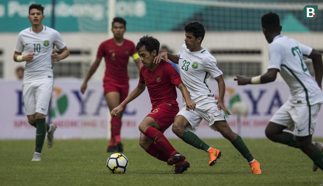 Gelandang Timnas Indonesia, Luthfi Kamal, berusaha mengamankan bola saat melawan Arab Saudi pada laga persahabatan di Stadion Wibawa Mukti, Jawa Barat, Rabu (10/10/2018). Indonesia kalah 1-2 dari Arab Saudi. (Bola.com/Vitalis Yogi Trisna)