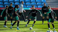 Cristiano Ronaldo (tengah) saat mengikuti sesi latihan bersama Timnas Portugal jelang laga Grup B kualifikasi Piala Eropa 2020 kontra Lithuania, di Stadion Do Algarve, Kamis (14/11/2019). (AFP/PATRICIA DE MELO MOREIRA)