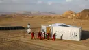 Situasi saat astronot analog Israel melakukan simulasi kehidupan di Planet Mars di Gurun Negev, Minggu (18/2). Sejumlah eksperimen ilmiah dilakukan dalam Proyek D-MARS. (MENAHEM KAHANA/AFP)