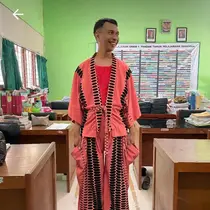 Indra Gunawa memakai baju karya anak didiknya yang magang di Alalea Mode. (dok. @alalindra/Tiktok/https://vt.tiktok.com/ZSYYG5FYE/Putri Astrian Surahman)