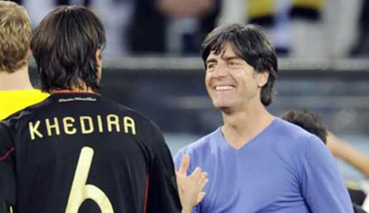 Pelatih Jerman Joachim Loew memberi selamat kepada gelandang Sami Khedira (6) usai laga perempat final PD 2010 lawan Argentina di Green Point Stadium, Cape Town, 3 JUli 2010. Jerman unggul 4-0. AFP PHOTO / JAVIER SORIANO