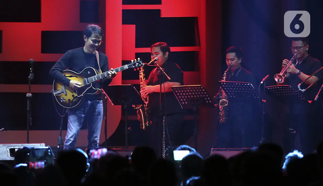 Gitaris Tohpati tampil pada hari kedua BNI Java Jazz Festival 2022 di JIExpo Kemayoran, Jakarta Pusat, Sabtu (28/5/2022). Perhelatan musik BNI Java Jazz Festival 2022 digelar pada 27-29 Mei dengan menampilkan musisi-musisi dari dalam dan luar negeri. (Liputan6.com/Johan Tallo)