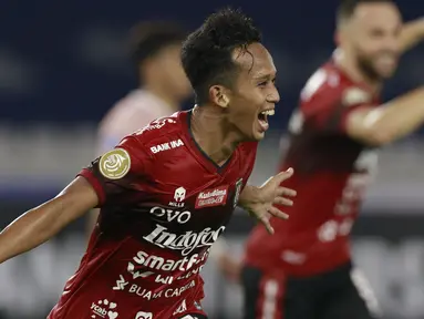 Bali United menang tipis 1-0 atas Persik Kediri dalam laga pembuka BRI Liga 1 2021/2022 di Stadion Utama Gelora Bung Karno, Jakarta Pusat, Jumat (27/8/2021). Gol tunggal sekaligus gol pertama di BRI Liga 1 ini dicetak striker Persik, M. Rahmat pada menit ke-83. (Foto: Bola.com/Ikhwan Yanuar)