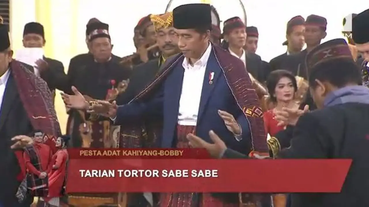 Luwesnya Presiden Jokowi Manotor dengan Setelan Jas Biru