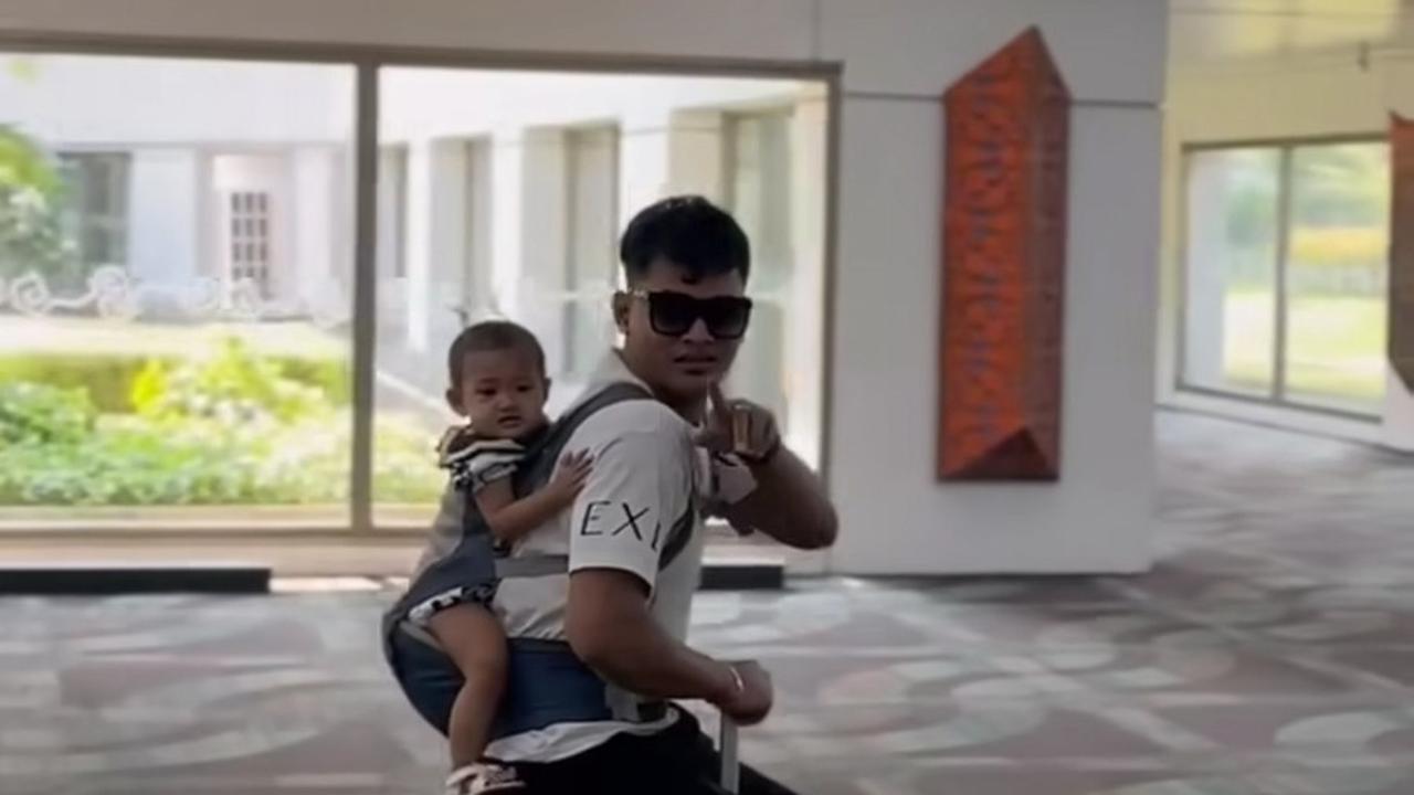 Khrisna Mengajak Sang Anak Bermain Meski Dalam Perjalanan