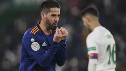 Gelandang Real Madrid, Isco berselebrasi usai mencetak gol ke gawang Elche selama pertandingan babak 16 besar Copa del Rey di stadion Martinez Valero di Elche, Spanyol, Jumat (21/1/2022). Real Madrid menang tipis atas Elche 2-1. (AP Photo/Alberto Saiz)