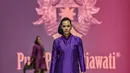 Adinia Wirasti sempat melenggang di atas panggung JFW 2024 untuk show Putri Pare Setiawati. Ia mengenakan kebaya bersiluet kutubaru yang klasik berwarna ungu dipadukan kain batik bernuansa lembayung membuat penampilannya ayu bak perempuan era kerajaan. [Foto: Instagram/putriparesetiawati]
