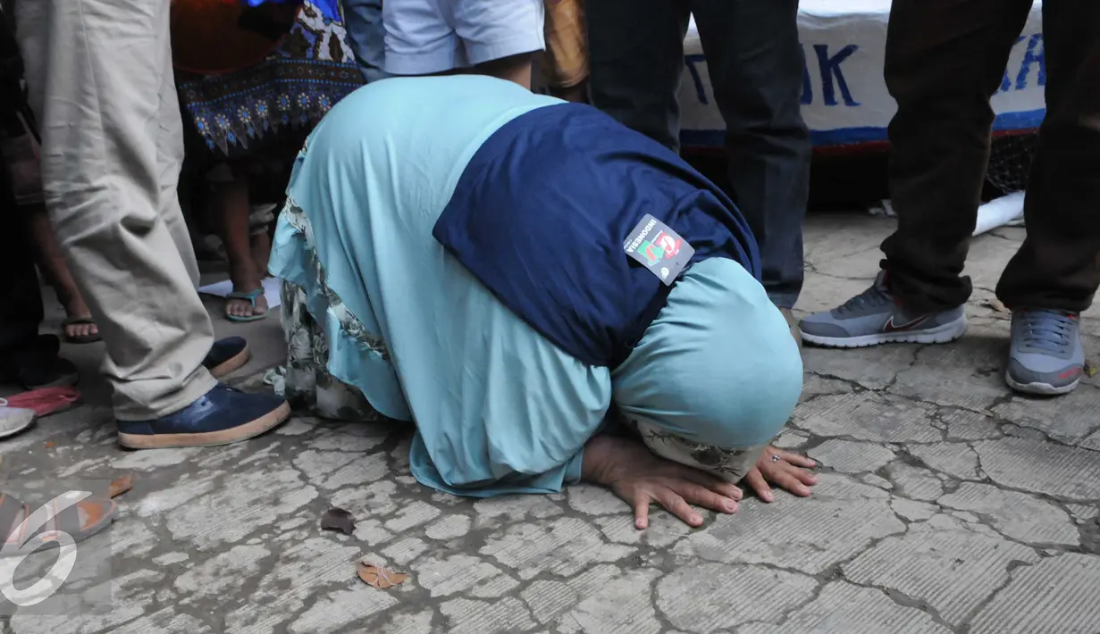 Keputusan PTUN Jakarta mengabulkan gugatan nelayan disambut dengan suka cita  para nelayan yang hadir, Jakarta, Senin (31/5). Para nelayan di antaranya ada yang melakukan sujud syukur (Liputan6.com/Helmi Afandi)