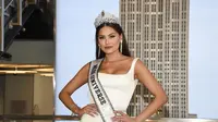 Miss Universe yang baru dinobatkan, Andrea Meza dari Meksiko, berpose untuk media selama kunjungannya ke Empire State Building pada 18 Mei 2021, di New York. (Evan Agostini/Invision/AP, File)
