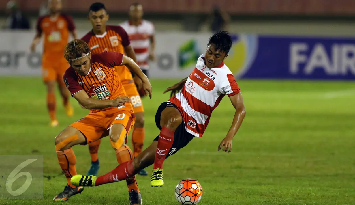Pemain tengah Madura United, Rizky Dwi F (kanan) terjatuh dijegal Michael Yansen Orah (PBFC) saat laga 8 besar PIala Presiden 2017 di Stadion Manahan Solo, Sabtu (25/2). PBFC unggul adu penalti 5-4 (0-0). (Liputan6.com/Helmi Fithriansyah)