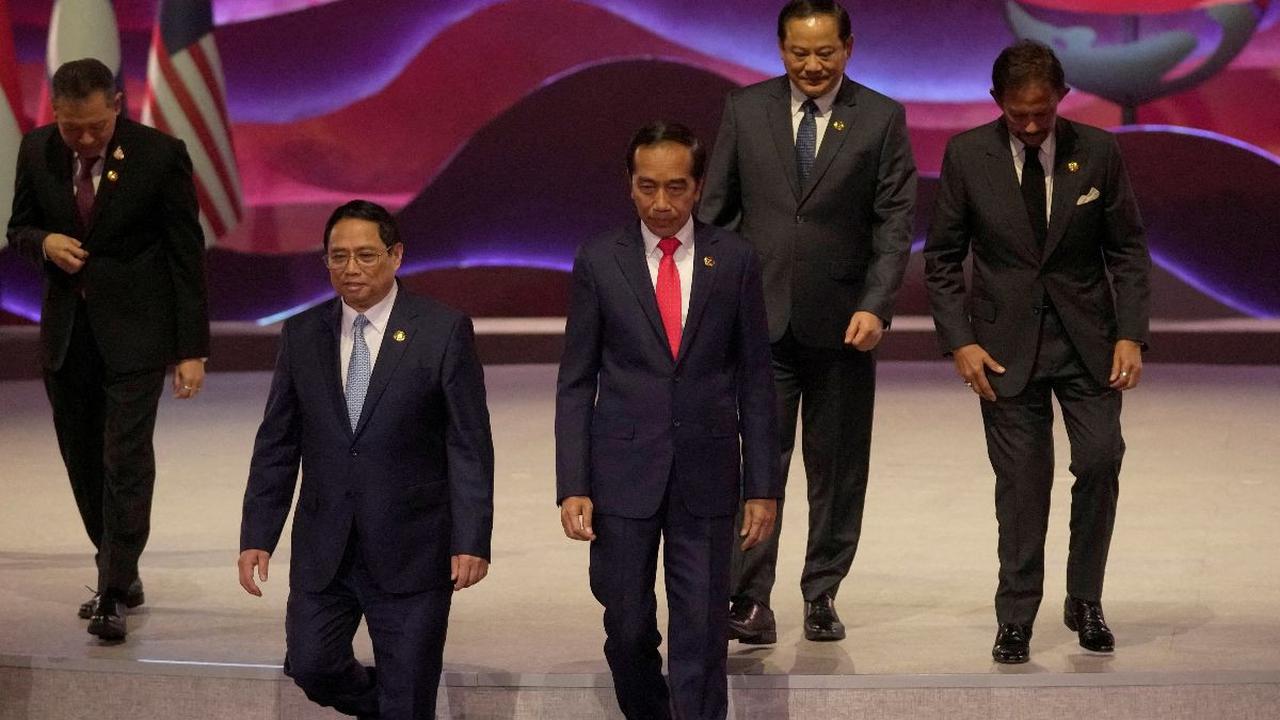 Jokowi melanjutkan, anggota ASEAN harus mampu bekerja lebih keras, kebih kompak, lebih berani dan lebih gesit.