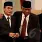 Pelaksana Tugas (Plt) pimpinan KPK, Taufiqurahman Ruki (kanan) bersama Johan Budi berbincang sebelum mengikuti gladi bersih pelantikan di Istana Merdeka, Jakarta, Jumat (20/2/2015). (Liputan6.com/Faizal Fanani)