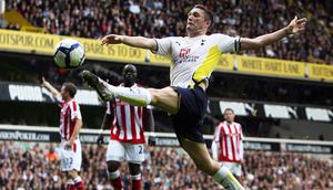 Robbie Keane. Striker asal Irlandia yang telah pensiun pada November 2018 bersama klub ATK di Liga Super India ini pernah berseragam Tottenham Hotspur dalam dua periode. Periode pertama selama 6 musim mulai 2002/2003 hingga 2007/2008 dan periode kedua selama 3 musim mulai tengah musim 2008/2009 hingga tengah musim 2010/2011, keduanya diselingi saat ia hijrah ke Liverpool. Selama 9 musim ia total tampil dalam 306 laga di semua ajang dengan torehan 122 gol dan 26 assist. (AFP/Chris Ratcliffe)