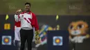 Pepanah Indonesia, Prima Wisnu, prosesi penyerahan medali saat final SEA Games cabang panahan nomor compound di National Sports Council, Kuala Lumpur, Rabu (16/8/2017). Dirinya meraih emas setelah mengalahkan Malaysia. (Bola.com/Vitalis Yogi Trisna)