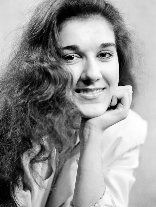 Penyanyi asal Kanada,  Celine Dion berpose ketika berusia 16 tahun di Paris Olympia, (7/11/1984). Celine Dion mulai menyanyikan lagu berbahasa Prancis dibawah bimbingan Rene Angelil. (AFP Photo/Philippe Wojazer)