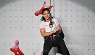 Reaksi atlet panjat tebing Indonesia Desak Made Rita Kusuma Dewi usai mengalahkan Deng Lijuan dari China pada final speed putri Asian Games 2022 di Hangzhou, China, Selasa (3/10/2023). (ADEK BERRY / AFP)