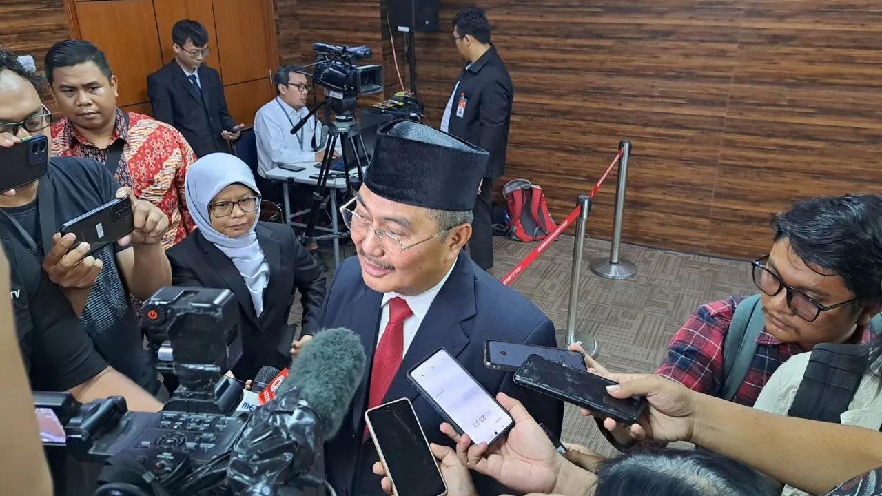 Lebih lanjut, Jimly menyinggung soal hilangnya akal sehat karena haus akan kekayaan dan jabatan.<br>