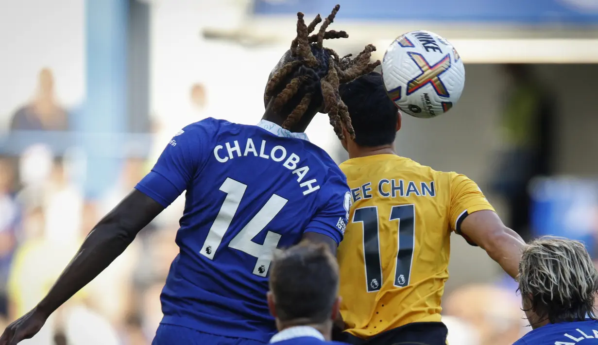 Trevoh Chalobah tidak begitu saja masuk dalam starting XI era Potter. Pemain 23 tahun itu mendapat 'keberuntungan' dengan cedera yang dialami Wesley Fofana di laga melawan Milan. Dari situ, Chalobah mendapat menit bermain dan memanfaatkannya dengan baik. Chalobah tampil solid di laga melawan Milan. Selanjutnya, Chalobah juga bermain sangat solid saat The Blues menang lawan Wolves. (AP Photo/David Cliff)