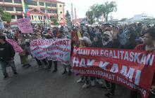 FOTO: Tuntut Pembentukan RT dan RW, Warga Kampung Sawah Geruduk Kantor Camat Cakung