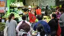 Pembeli membeli sayuran sehari setelah banyak toko kehabisan beberapa produk di Hong Hong ketika pembatasan Covid-19 yang lebih ketat mulai berlaku menyusul jumlah infeksi tertinggi di kota itu sejak pandemi dimulai, Rabu (9/2/2022). (Peter PARKS / AFP)