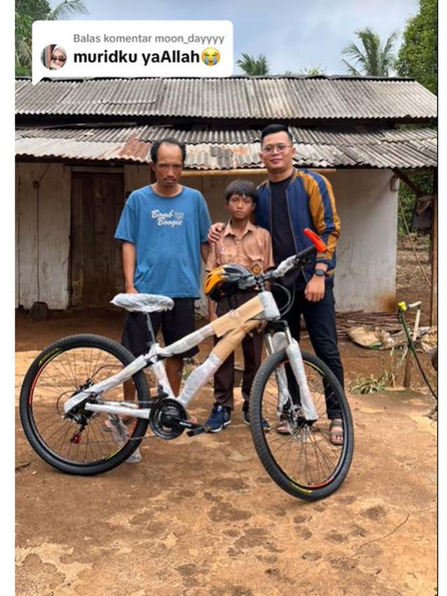 Momen Bocah Naik Sepeda Pakai Kelapa Kering Buat Duduk, Ujungnya Bikin Haru