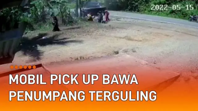 Mobil pick up bawa penumpang terguling di jalan mengundang perhatian