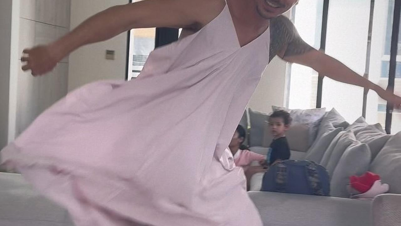 Bakal Punya Anak Perempuan, Ini 7 Potret Vincent Verhaag Suami Jessica Iskandar Pakai Daster Pink - Sebut Lagi Latihan Main Barbie
