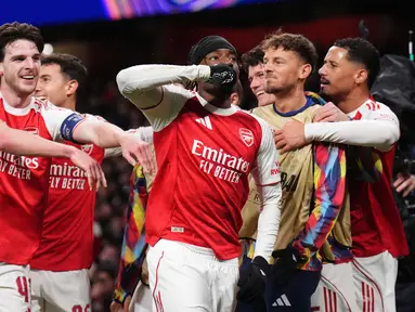 Pemain Arsenal merayakan gol yang dicetak oleh Noni Madueke ke gawang Bayern Munchen dalam laga Liga Champions 2025/2026 di Emirates Stadium, London, Rabu (26/11/2025) waktu setempat. (AP Photo/PA/John Walton)