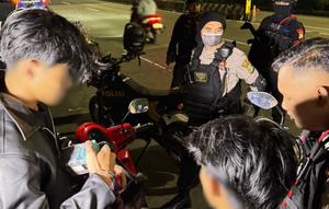 Patroli gabungan Brimob Batalyon B Pelopor bersama Perintis Polres Metro Jakarta Timur kembali menemukan pelanggaran saat menyisir wilayah Jakarta Timur, Sabtu (5/4/2026) malam hingga Minggu dini hari. (Foto: Istimewa).