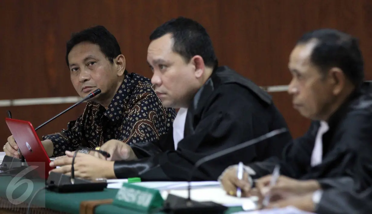 Terdakwa mantan Kepala Dinas Perhubungan DKI Jakarta, Udar Pristono (kiri) menyimak keterangan saksi saat sidang di Pengadilan Tipikor, Jakarta, Senin (15/6/2015). 13 saksi dari Dishub dihadirkan dalam sidang tersebut. (Liputan6.com/Helmi Afandi)