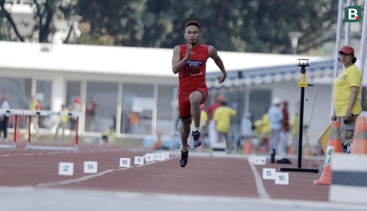 Atlet lompat jauh DKI Jakarta, Noval, melakukan lompatan saat kejurnas atletik di Stadion Madya, Senayan, Jakarta, Rabu (9/5/2018). Noval berhasil menjadi juara dengan loncatan sejauh 7,14 Meter. (Bola.com/M Iqbal Ichsan)