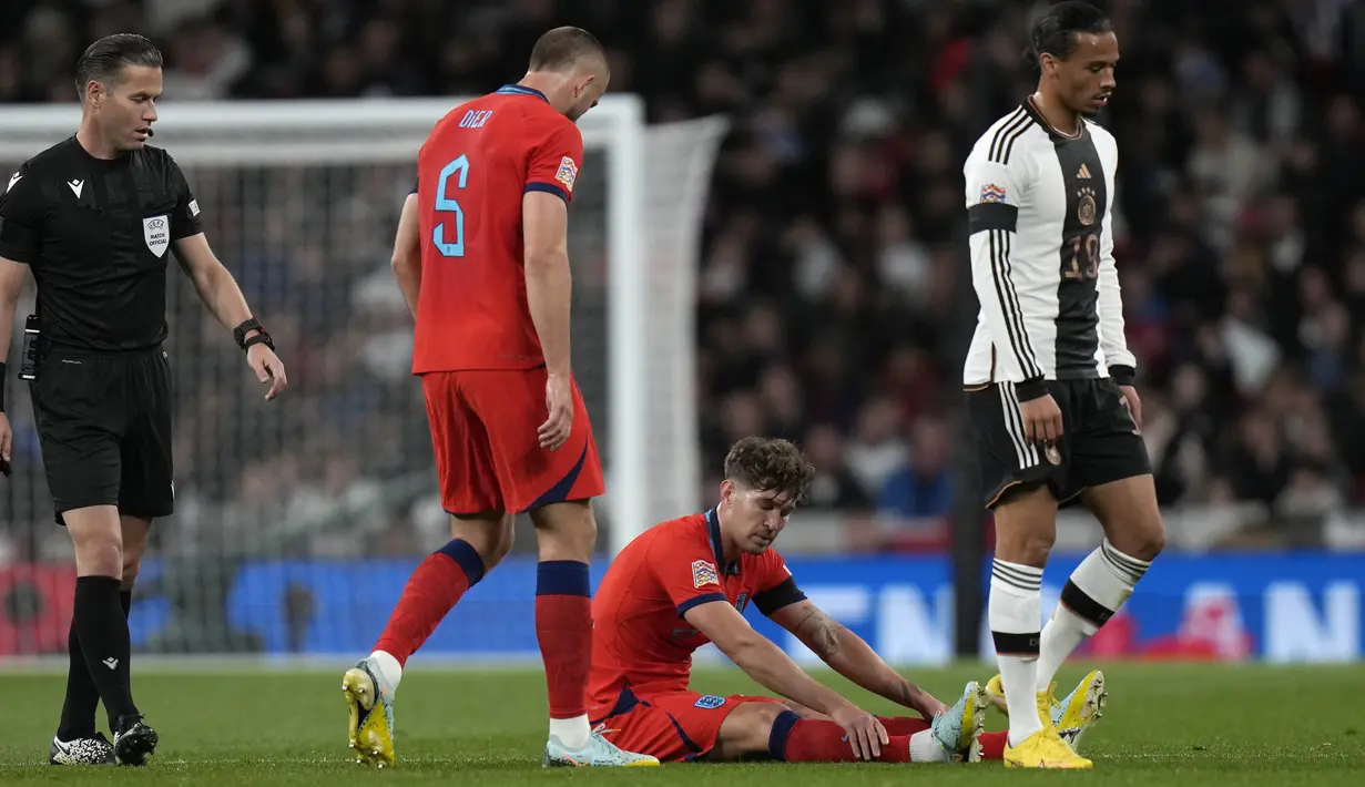 Pemain Manchester City, John Stones harus menepi karena cedera usai memperkuat timnas Inggris. Bek berusia 28 tahun tersebut diketahui mengalami cedera paha. Dia kemungkinan juga akan absen membela The Citizens pada akhir pekan ini. (AP Photo/Alastair Grant)
