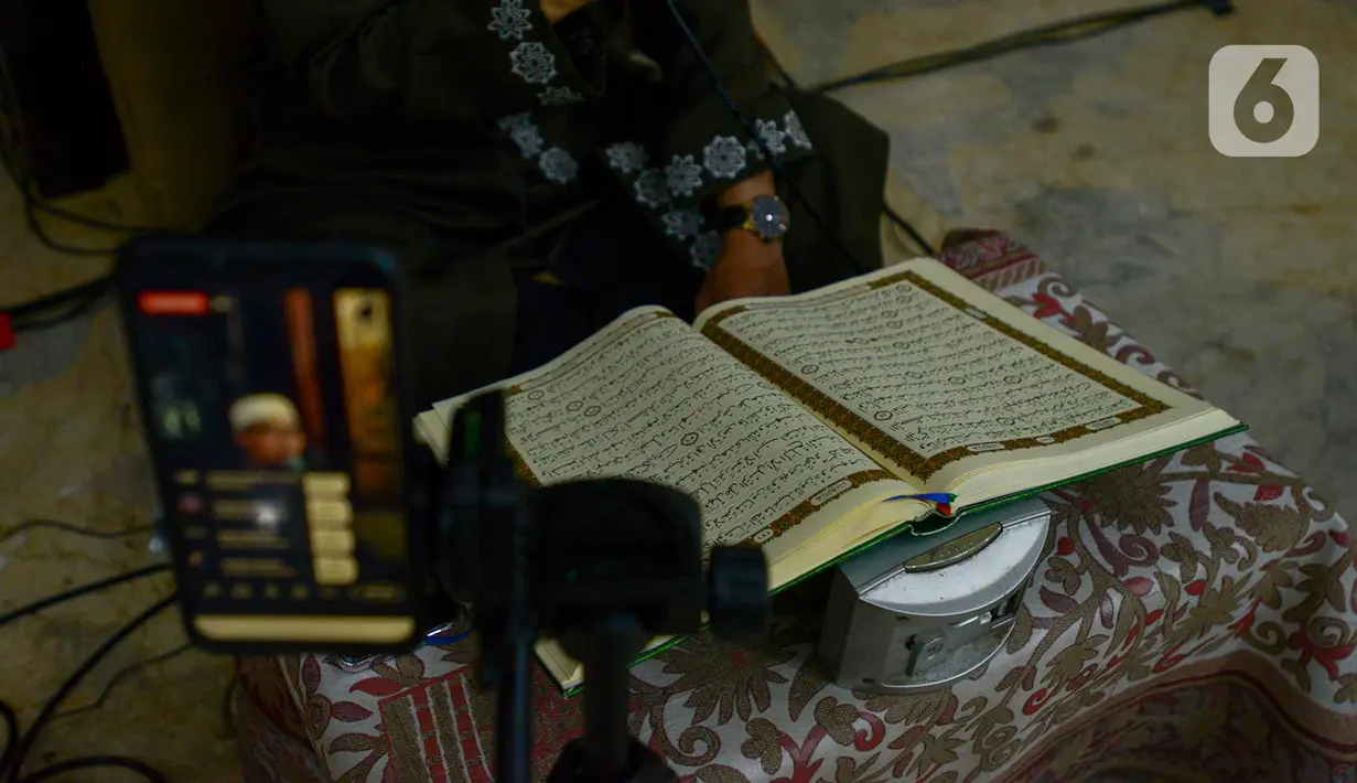 Imam Ustaz H Deden M Ramadhan melakukan tadarus Alquran secara daring atau online di Masjid Agung Sunda Kelapa Jakarta, Senin (28/4/2020). Penyiaran tadarus online untuk menyiasati tidak adanya kegiatan ibadah di lingkungan masjid sebagai upaya mencegah penyebaran Covid-19. (merdeka.com/Imam Buhori)