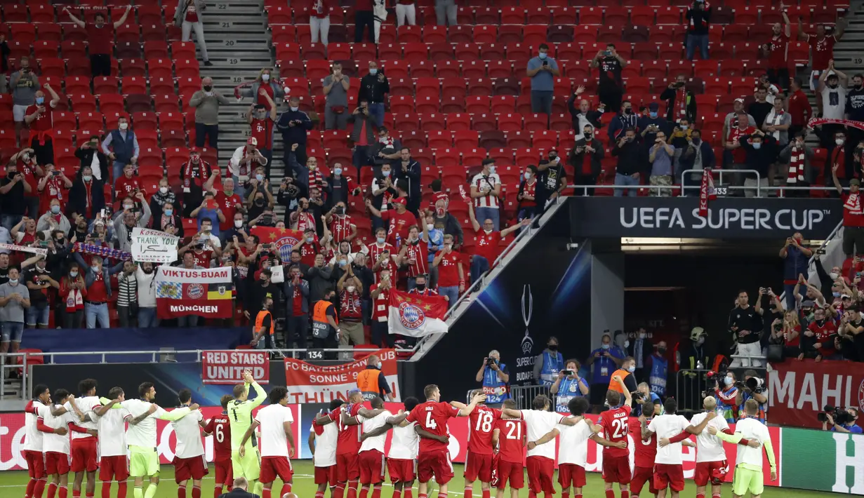 Para pemain Bayern Munchen berpesta di depan penggemarnya usai meraih trofi Piala Super Eropa mengalahkan Sevilla di Puskas Arena di Budapest, Hongaria, Kamis (24/9/2020). Hasil ini membuat Bayern merengkuh gelar juara keempat sepanjang 2020. (AP Photo/Bernadett Szabo)