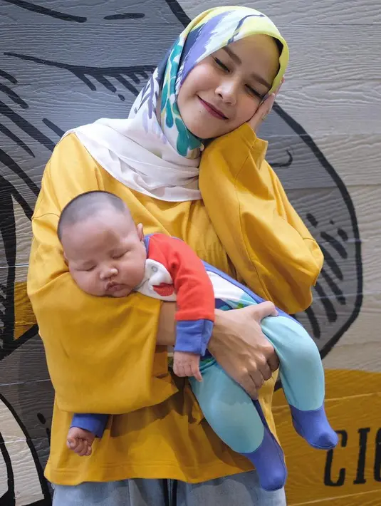 "Kalau guru yang sekarang, baca Quran itu menyenangkan. Kayak huruf Hijaiyahnya kita buat rumah-rumahan, buat dari sedotan. Jadi yang anak kecil ngerasa bahwa itu fun," papar Zaskia. (Instagram/zaskiadyamecca)