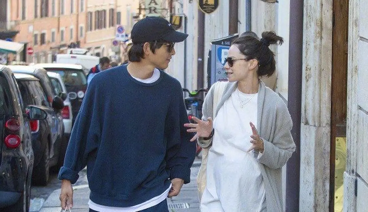 <p>Song Joong Ki terlihat tampan dengan sweater navy dan celana warna senada serta sneakers putih.</p>