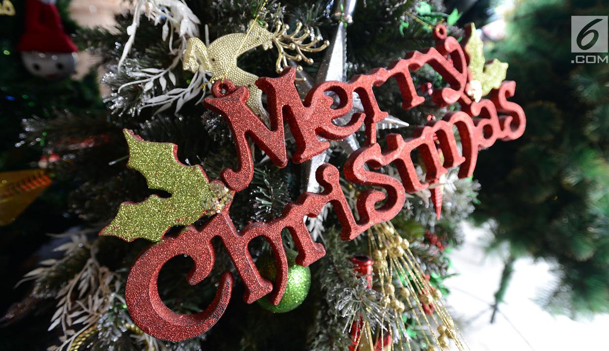 Pernak-pernik perayaan Natal dijual di Pasar Asemka, Jakarta,Kamis (13/12). Jelang perayaan Natal, sejumlah toko di kawasan tersebut mulai ramai dikunjungi pembeli. (Merdeka.com/Imam Buhori)