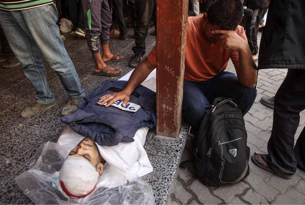 FOTO: Israel Serang RS di Gaza, Empat Jurnalis Tewas