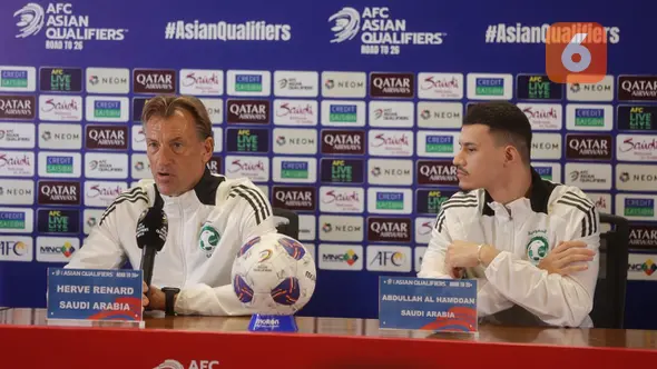 <p>Pelatih Timnas Arab Saudi,&nbsp;Herve Renard (kiri), dalam sesi jumpa pers di ruang konfrensi pers Stadion Utama Gelora Bung Karno, Senin (18/11/2024) sore WIB, jelang duel kontra Timnas Indonesia pada laga keenam Grup C kualifikasi Piala Dunia 2026. Duel Indonesia versus Arab Saudi akan berlangsung di Stadion Utama Gelora Bung Karno, Selasa (19/10/2024) malam WIB. (Bola.com/Muhammad Iqbal Ichsan)</p>
