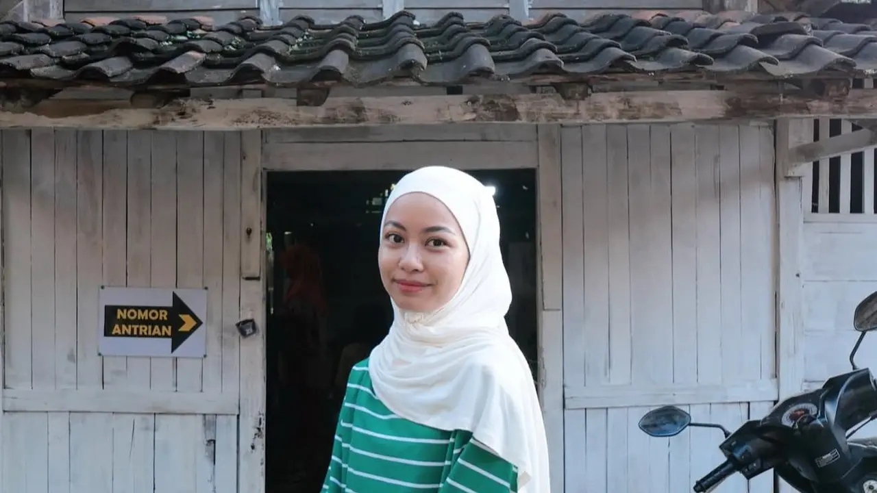 Gaya Striped Outfit ala Tsana Rintik Sedu (Instagram/@ntsana)