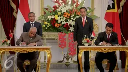 Presiden Jokowi dan PM Timor Leste Leste Rui Maria de Araújo menyaksikan Penandatanganan Perjanjian Kerjasama antara Pemerintah RI dan Pemerintah Republik Demokratik Timor Leste di Istana Merdeka, Jakarta, Rabu (26/8/2015). (Liputan6.com/Faizal Fanani)