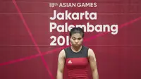 Atlet angkat besi, Sri Wahyuni, saat berlaga pada Asian Games di JIExpo, Jakarta, Senin, (20/8/2018). Sri Wahyuni menyumbang medali perak dengan total angkatan 195 kg. (Bola.com/Vitalis Yogi Trisna)