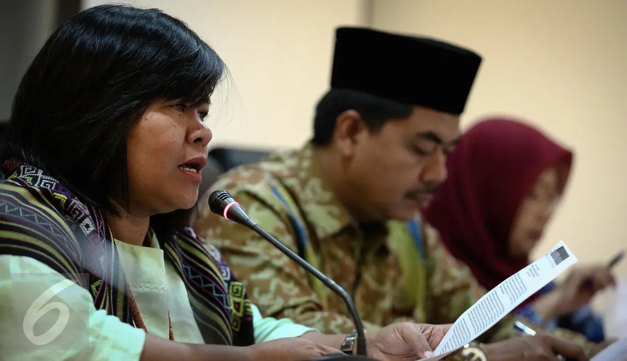 Yuniyanti Chuzaifah, Wakil Ketua Komnas Perempuan, Ketua Komisi Pemilihan Umum (KPU) Juri Ardiantoro, Musruchah Komisioner Komnas Perempuan saat Konferensi Pers bersama KPU di media center KPU, Jakarta, Jumat (10/2). (Liputan6.com/Faizal Fanani)