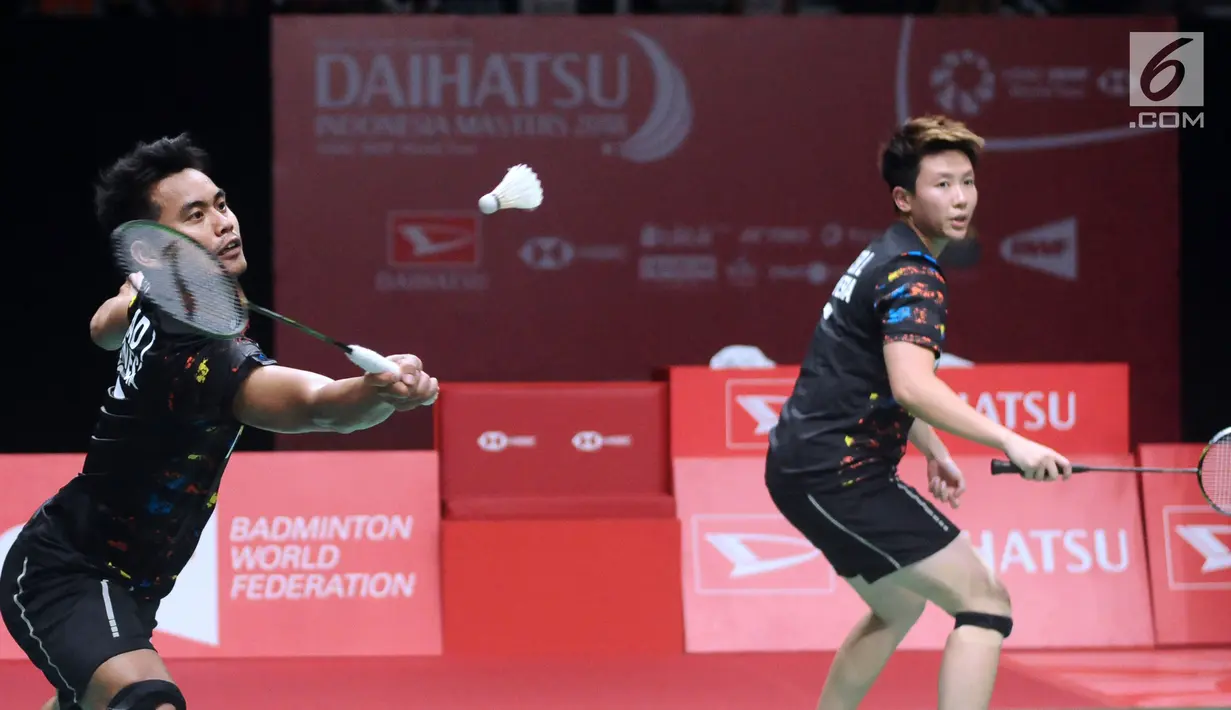 Ganda campuran Indonesia, Tontowi Ahmad/Liliyana Natsir saat melawan Zhang Nan/ LIU Xuanxuan (China) di perempat final Indonesia Masters 2018 di Istora Senayan, Jumat (26/1). Tontowi/Liliyana unggul 21-18 21-19. (Liputan6.com/Helmi Fithriansyah)