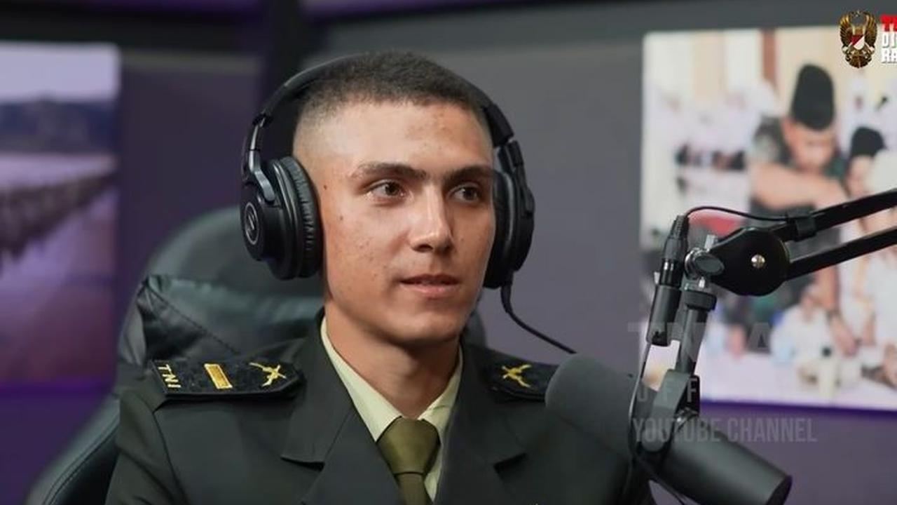 Bukan hanya itu saja yang terus dipelajari oleh Enzo. Selama pendidikan, Enzo juga terus mengasah kemampuan Bahasanya di satuan.
