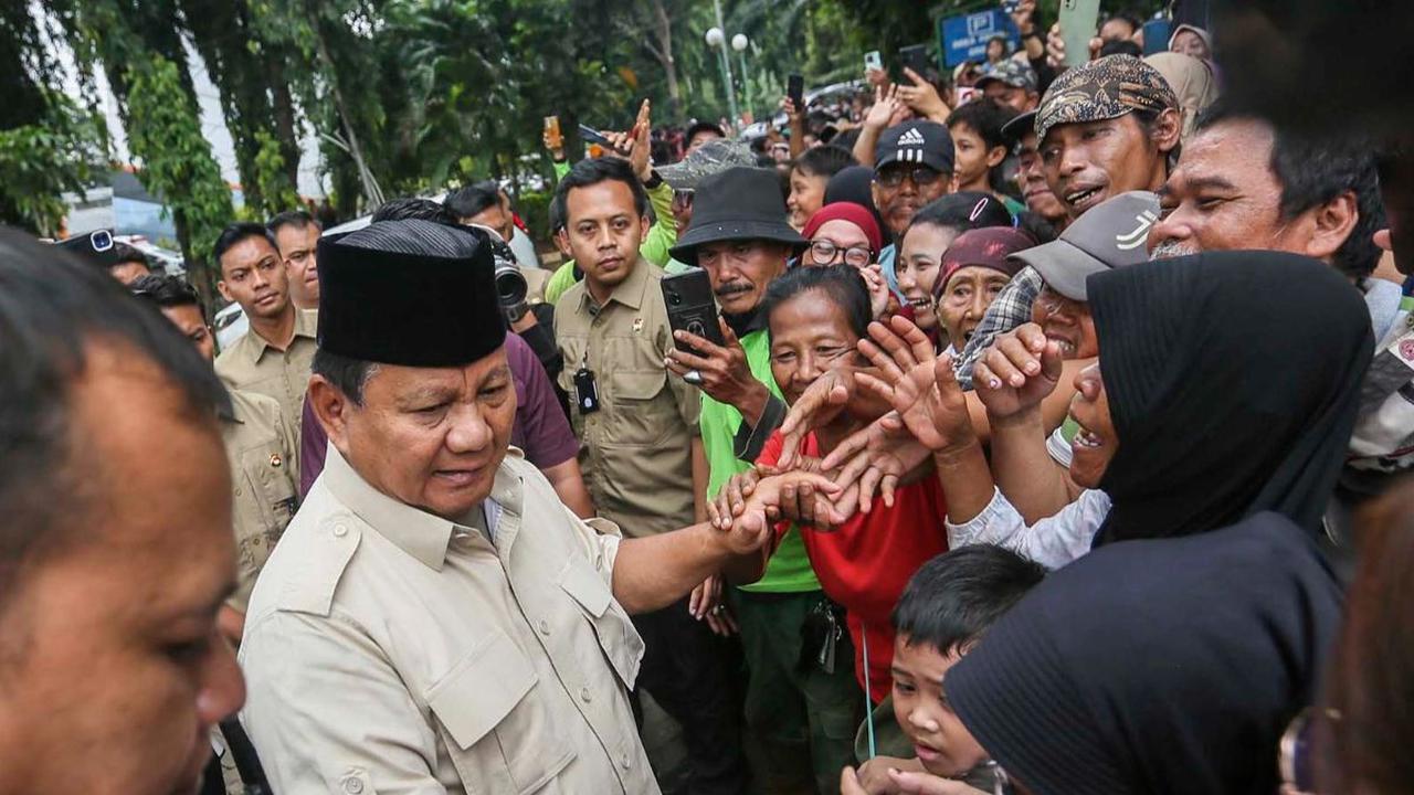 Calon presiden nomor urut 2, Prabowo Subianto menemui warga seusai melakukan ziarah ke makam sang ayah, Zoemitro Djojohadikusumo, di TPU Karet Bivak, Jakarta, Kamis (15/2/2024).&nbsp;Dalam momen tersebut Prabowo menyempatkan berinteraksi dengan warga.&nbs