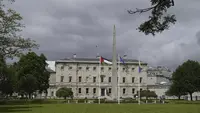 Bendera Palestina berkibar di luar Leinster House, Dublin, menyusul keputusan pemerintah Irlandia yang secara resmi mengakui Negara Palestina pada Selasa (28/5/2024). (Dok. Niall Carson/PA melalui AP)