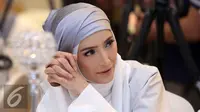 Suami Dipenjara, Inneke Koesherawati Salat Id di Lapas Sukamiskin