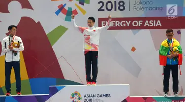 Atlet wushu putra China, Chen Zhouli (tengah) menunjukkan medali emas Asian Games 2018 di JIExpo, Kemayoran, Jakarta, Rabu (22/8). Chen Zhouli berhasil merebut medali emas pada nomor Taijiquan dan Taijijian. (Merdeka.com/Imam Buhori)
